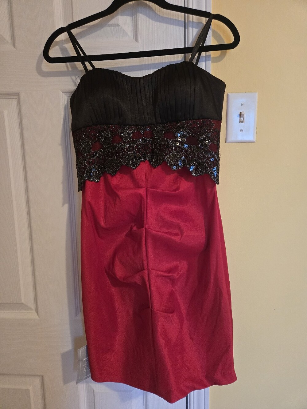 🍷LE CHATEAU Red Cocktail Dress With A Black Sequined Lace Overlay